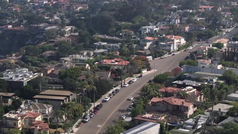 Barrio-De-La-Jolla-Con-Exuberante-Vegetación-Y-Casas-Costeras,-Día-Soleado,-Vista-Aérea