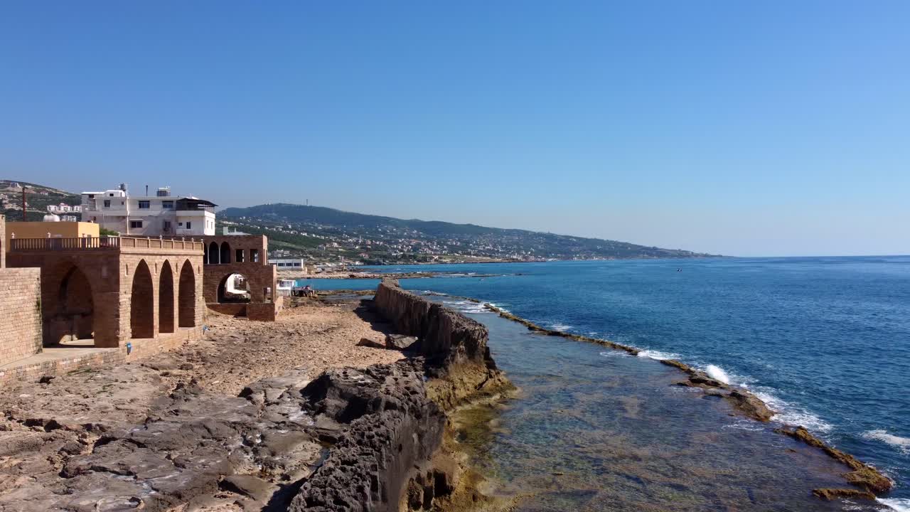 antigua muralla fenicia en batroun, líbano - toma aérea de drones