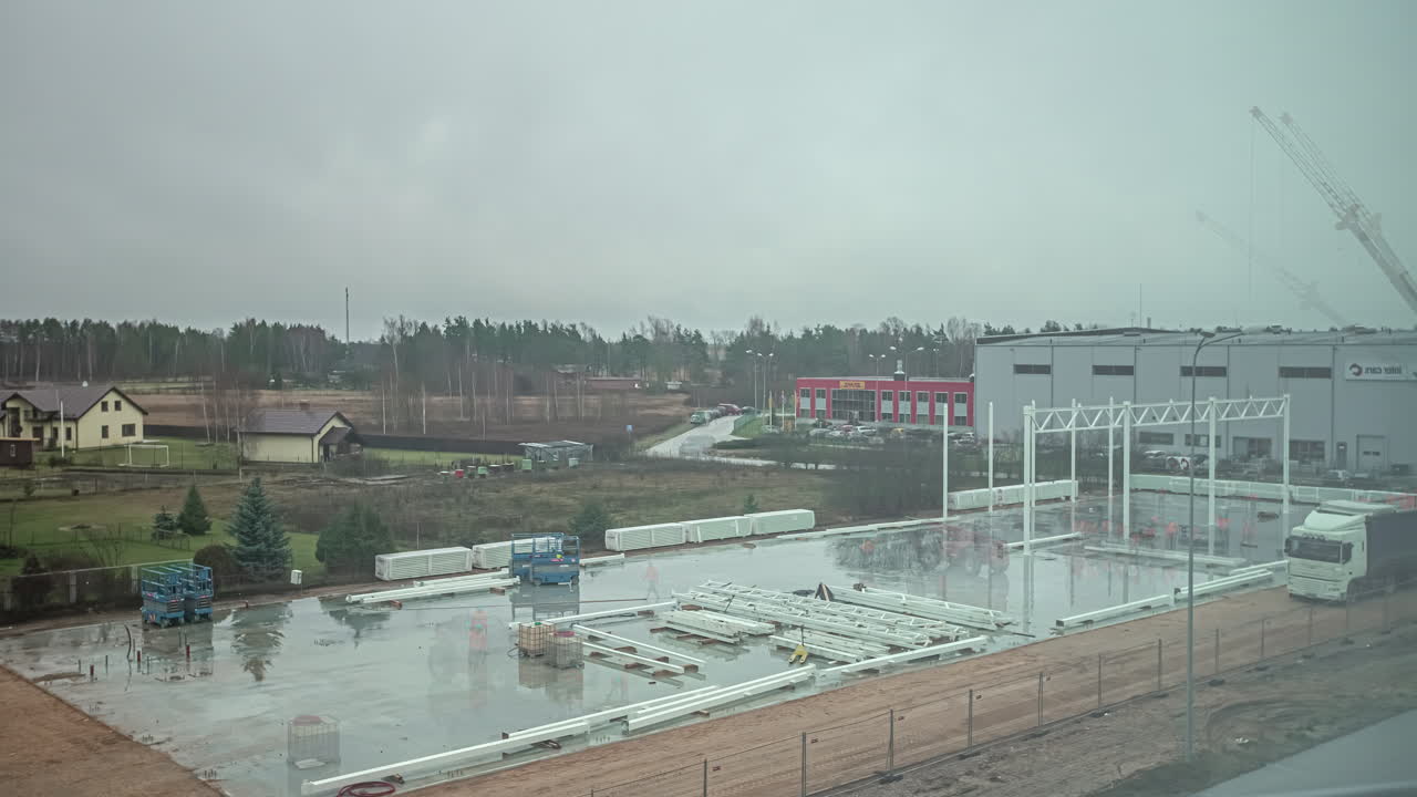 안개가 자욱하고 흐린 날에 크레인이 작동하는 건설 현장