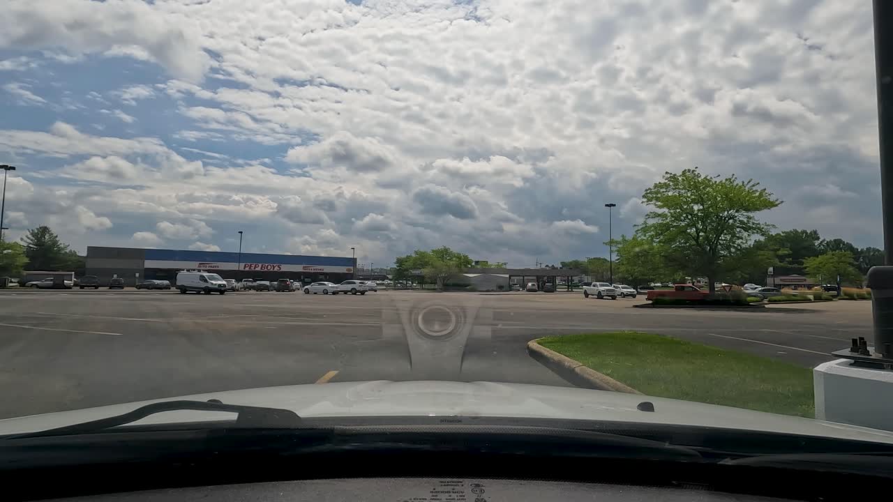 흰 구름과 깊고 푸른 하늘의 시간 경과