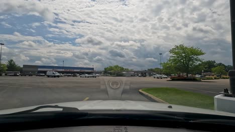 lapso de tiempo de cielos azules profundos con nubes blancas