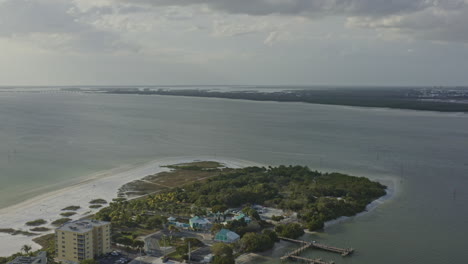 Fort-Myers-Beach-Florida-Vista-Aérea-V16-Toma-Panorámica-Izquierda-Del-Parque-Bowditch-Point---Marzo-De-2020