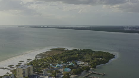 fort myers beach florida vista aérea v16 toma panorámica izquierda del parque bowditch point - marzo de 2020