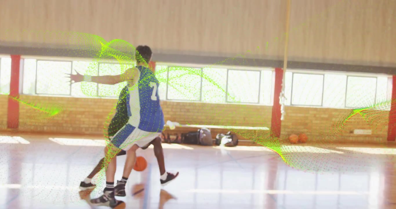 Durante il palleggio di pallacanestro, il difensore si muove lateralmente mentre un overlay di motion capture sportivo traccia il gioco di gambe.
