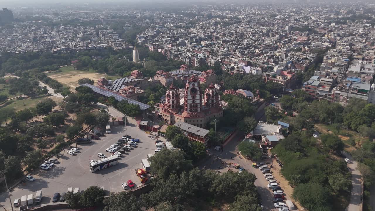 Ripresa aerea con drone del famoso tempio ISKCON di Delhi