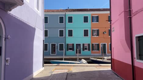 4k gimbal shot: capturar la belleza de las casas coloridas en burano, venecia, italia