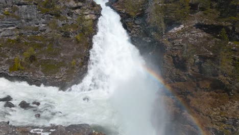 vista aérea de una cascada masiva con un arco iris en noruega, billingen