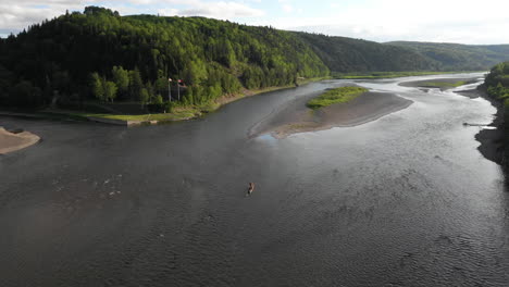 Imágenes-De-Drones-En-órbita-En-El-Río-Restigouche,-Nuevo-Brunswick,-Canadá