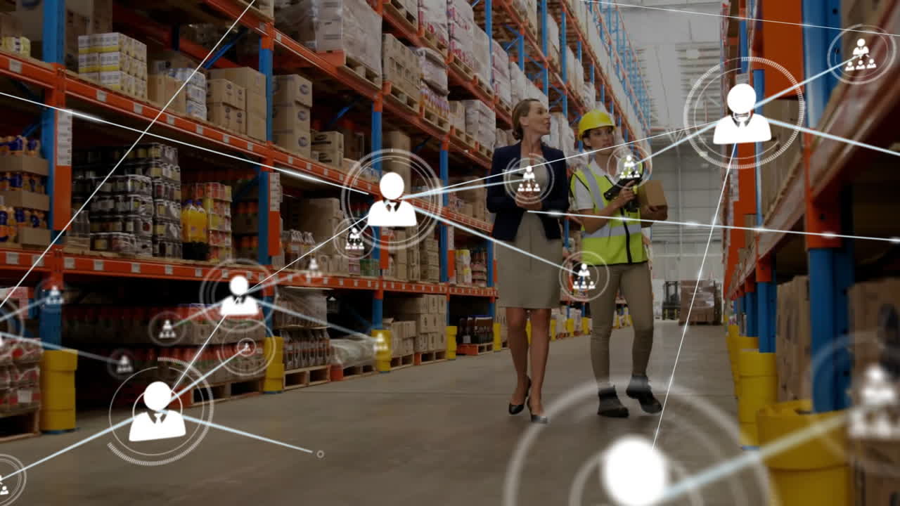 animación de la red de conexiones sobre la trabajadora caucásica y el supervisor en el almacén