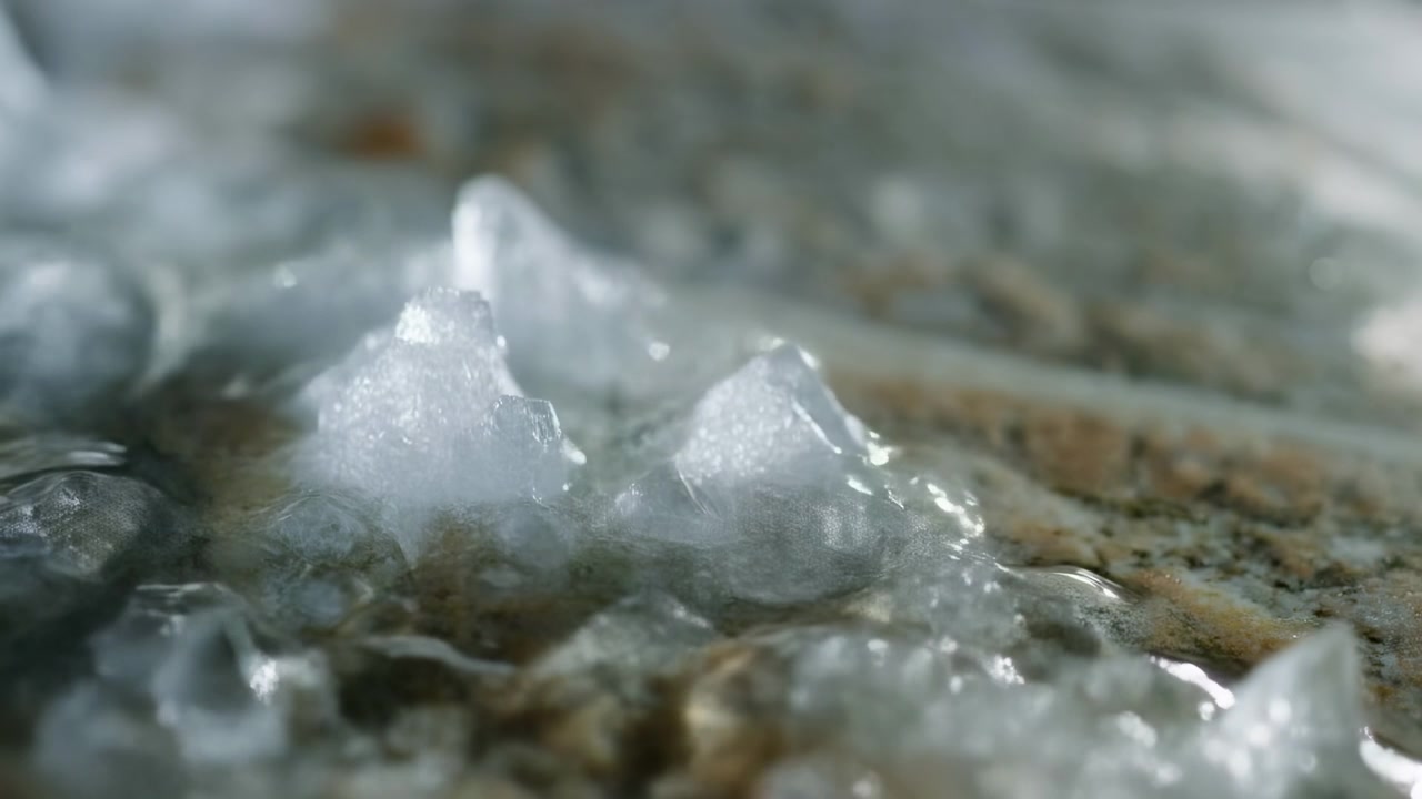 Nærbillede time-lapse af saltkrystaldannelse på stenet kystlinje under midtersekvensen