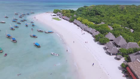 barcos anclados por la bahía de la playa de la isla de kwale en el mar claro turquesa