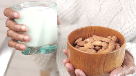 leche de almendras y almendras