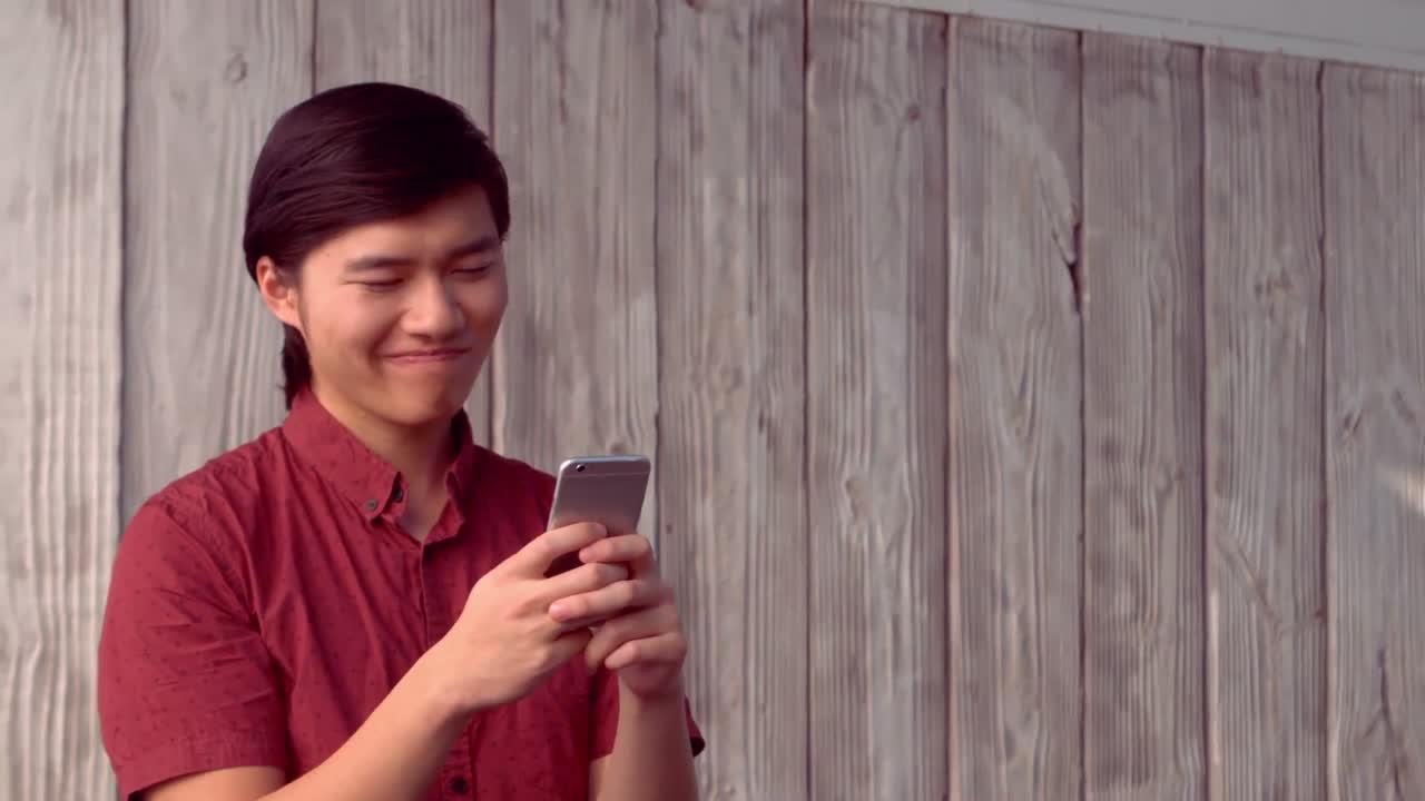 스터가 드폰을 사용하면서 미소 짓고 있다