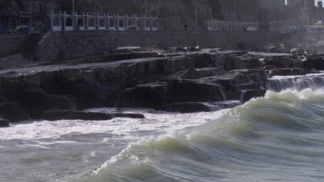 Blick-Auf-Eine-Welle,-Die-An-Einer-Felsigen-Küste-In-Mar-Del-Plata,-Argentinien,-Bricht