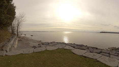 Spaziergang-Im-Park-Am-Wasser-Tagsüber,---Gimbal