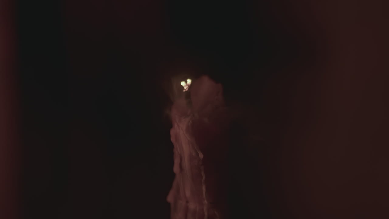 una vela ardiendo en la oscuridad