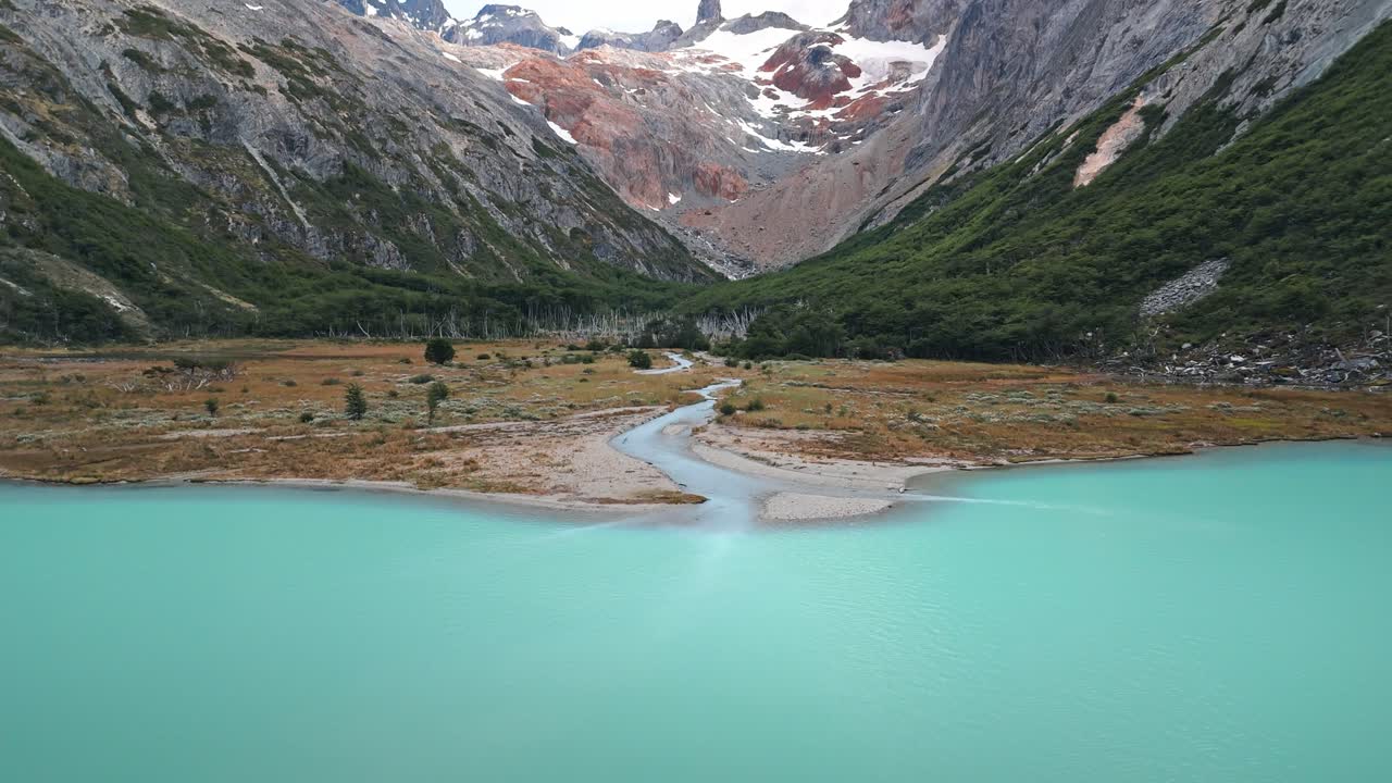 라구나 에스메랄다 (laguna esmeralda) 는 우슈아이아 (ushuaia) 의 가장 상징적인 호수이다.
