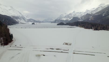 Majestuoso-Lago-Congelado-En-Los-Alpes-Suizos-Nevados