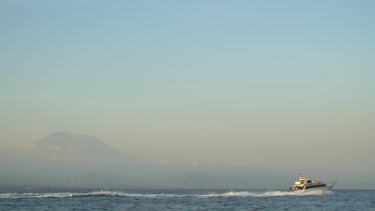 고르지 못한 물 위를 항해하는 쾌속정