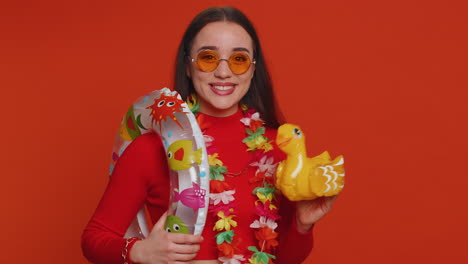 viajera turista mujer joven chica celebrando, bailando burlándose con la natación juguete de pato inflable