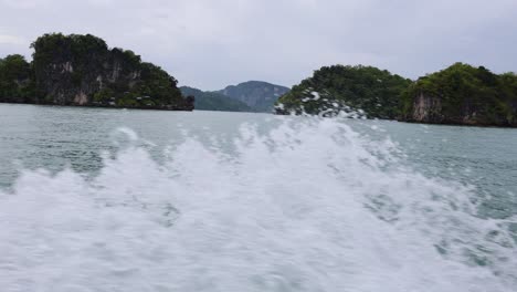 paseo en barco panorámico a través de las aguas de krabi