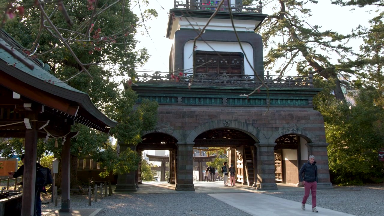 Geleneksel Bir Japon Tapınak Kapısı ve Çan Kulesi'nden Geçen İnsanlar