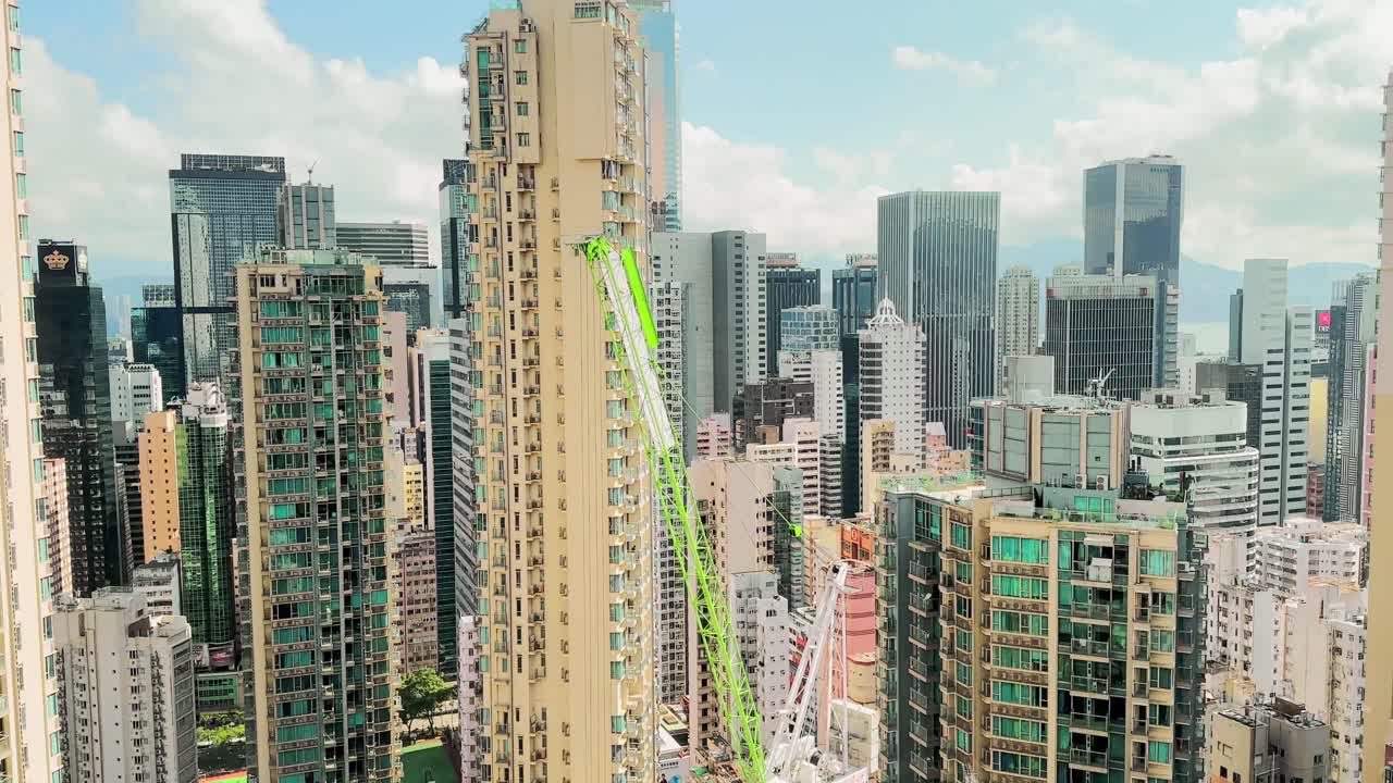 grúa de construcción entre los rascacielos en hong kong