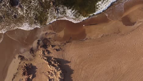 Eine-Person,-Die-Bei-Sonnenaufgang-Am-Sandstrand-Spaziert,-Punta-Del-Este-In-Uruguay