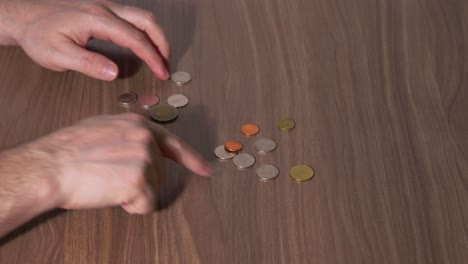 Männerhände-Zählen-Geld-Auf-Einem-Tisch-Mit-Thailändischen-Münzen