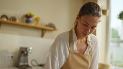 dos mujeres horneando juntas en una cocina
