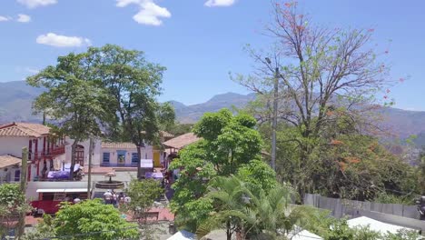 Tiro-Panorámico-Lento-De-Plaza-En-Pueblo-Paisa-En-Día-De-Verano