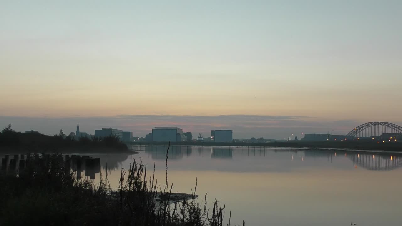 네덜란드 조수 지역에서 일출의 저속 촬영