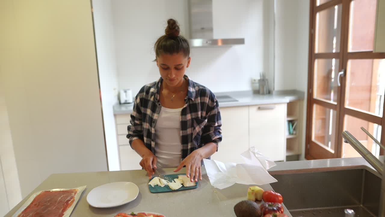 Donna che prepara un panino in cucina