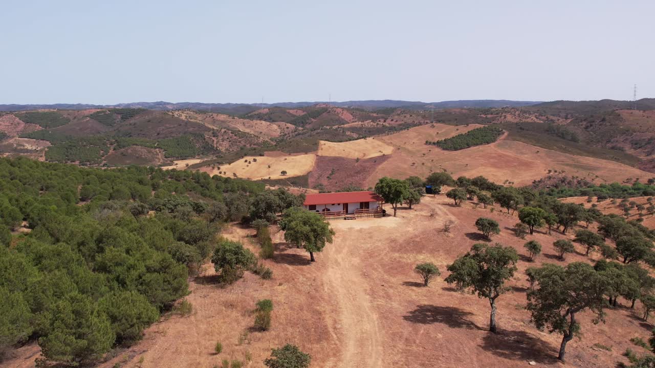 antena de una casa de campo solitaria en medio de vastas tierras de cultivo en montañas inclinadas de alentejo, portugal