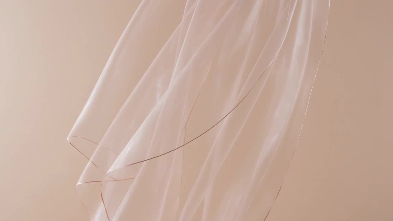 Tissu blanc transparent flottant en studio, une douce brise déplaçant les plis, ourlet foncé, fond beige.