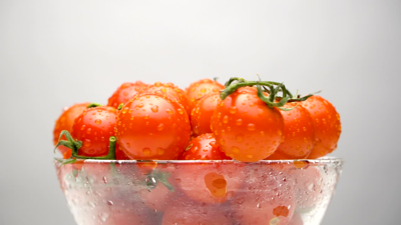 유리 그에 놓인 토마토