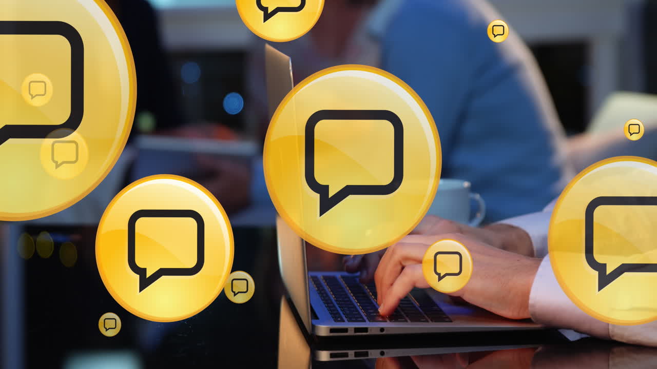 animación de iconos de mensajes moviéndose sobre las manos recortadas de una mujer caucásica trabajando en una computadora portátil en un café