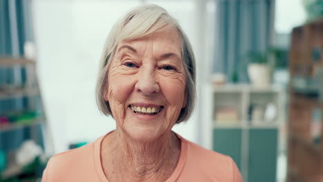 anciano, mujer y retrato con sonrisa en la enfermería