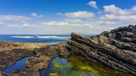 lapso de tiempo de la costa escarpada con nubes en movimiento y rocas marinas en aughris head en el condado de sligo en el camino atlántico salvaje en irlanda