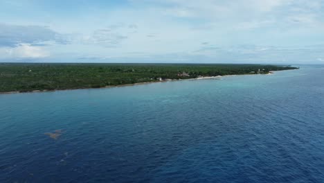 Cozumels-Ruhige-Küste-Mit-üppigem-Grün-Und-Klarem-Blauen-Wasser,-Helles-Tageslicht,-Luftaufnahme