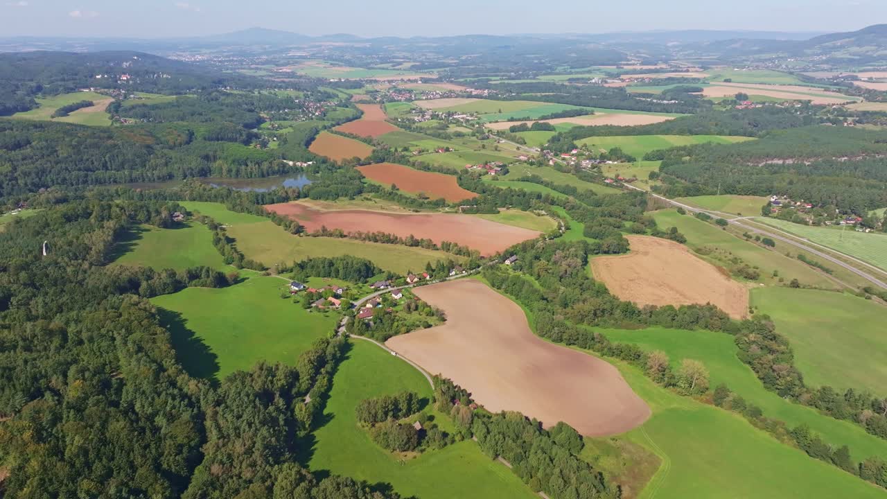 Drone-opname van Kasteel Trosky gebaad in zacht gouden zonlicht