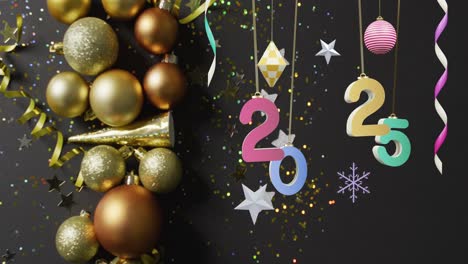 animación de texto de 2025 y decoraciones navideñas en el fondo