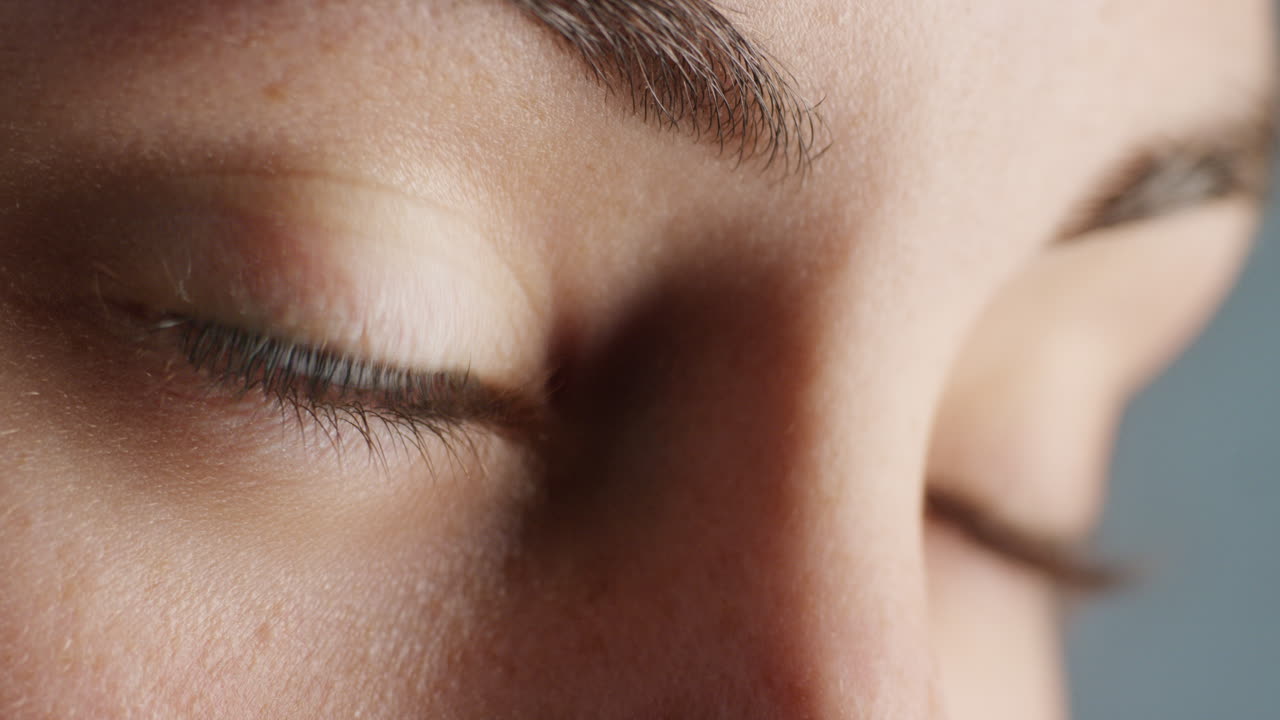 가까운 파란 눈  ⁇ 박이는 아름다운 자연색 건강한 시력 개념