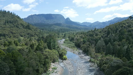 Drohne-Schoss-über-Die-Berge-Und-Den-Fluss