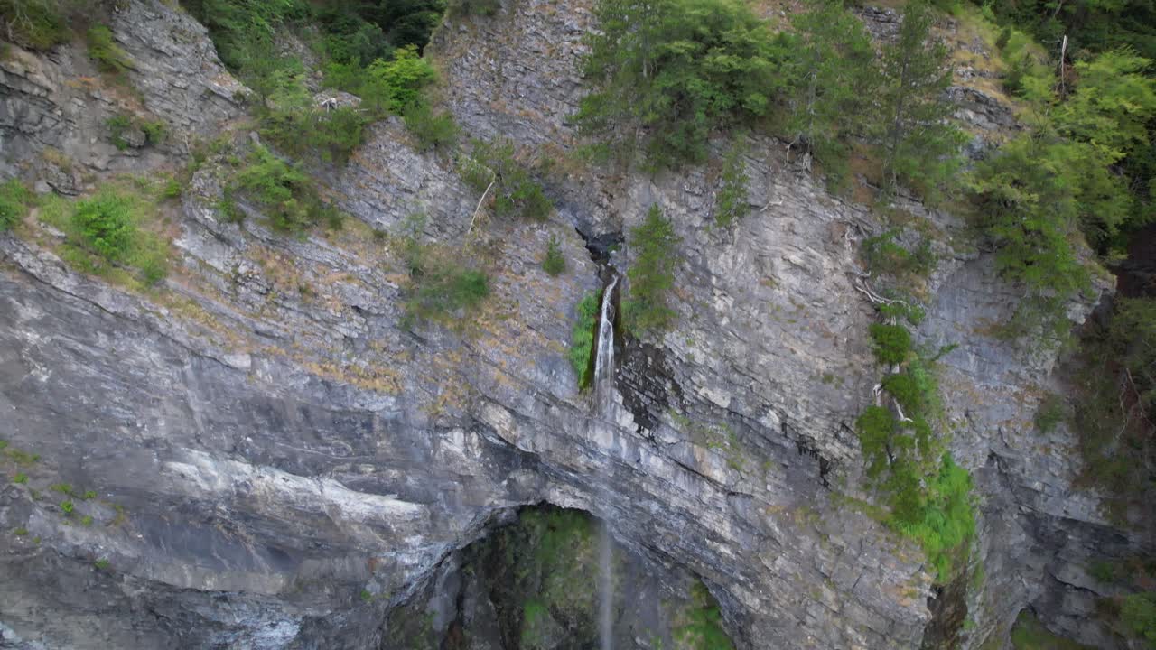 cascada en los alpes de albania en verano, reducción del agua que cae de las montañas