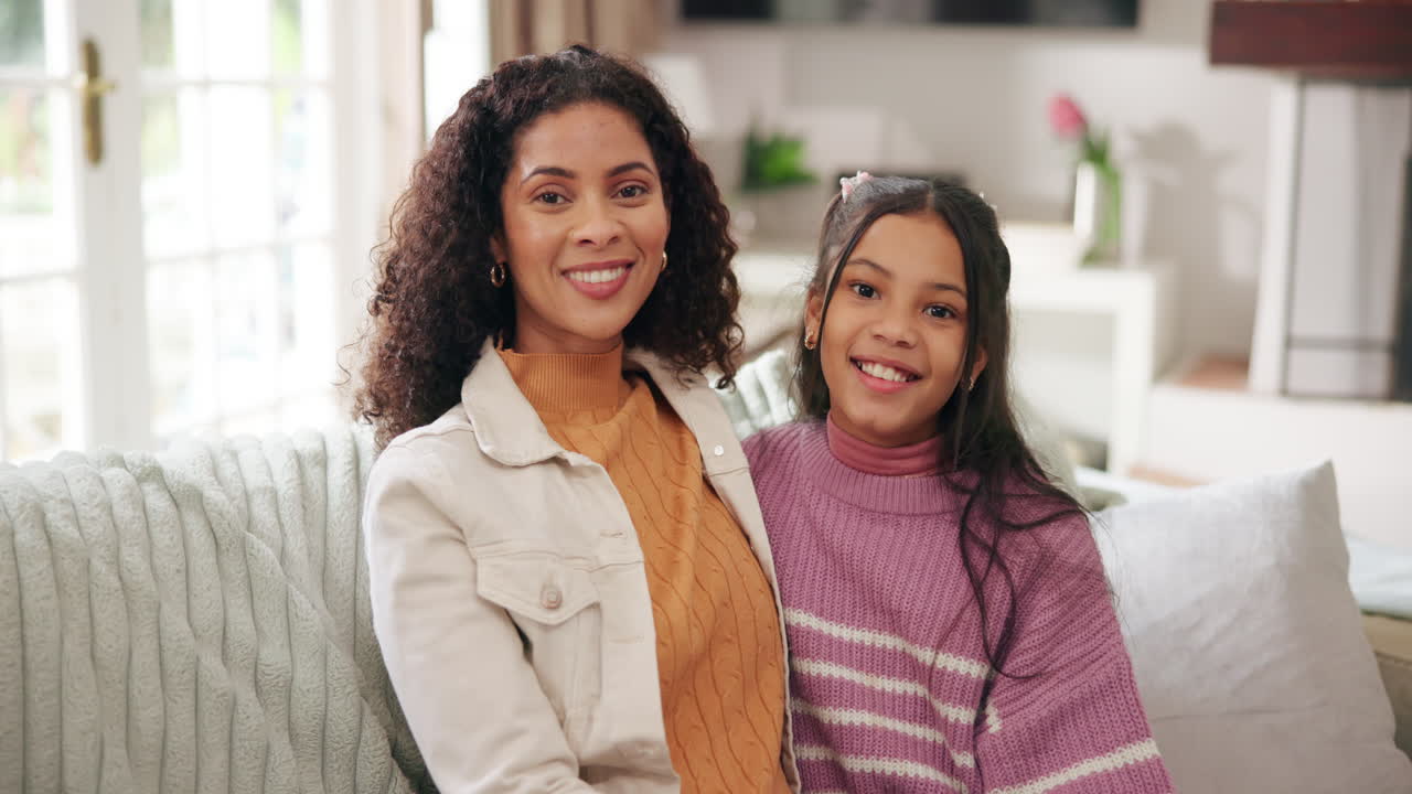 madre e hija se unen en casa