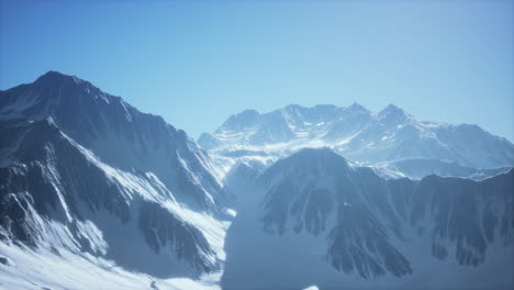 Paisaje-Montañoso-Del-Cáucaso-Invernal-Con-Glaciares-Blancos-Y-Pico-Rocoso