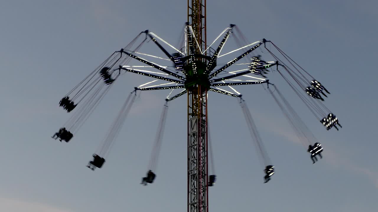 큰 카루셀이 회전하고 있어요.