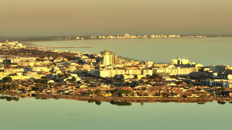 Panoramaaufnahme-Von-Palavas-les-Flots,-Eine-Mischung-Aus-Architektonischer-Schönheit-Und-Meeresnähe