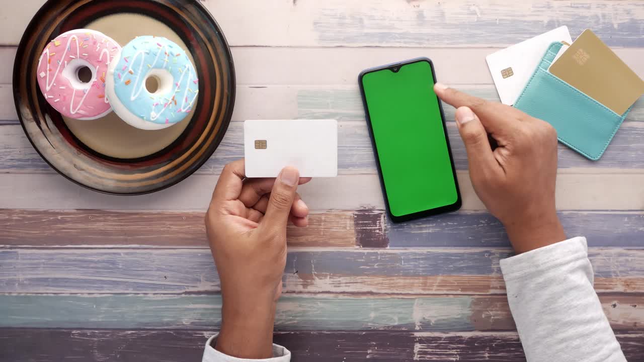 persona que hace un pago móvil con una tarjeta de crédito